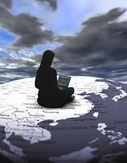 Frau mit Notebook auf Globe1